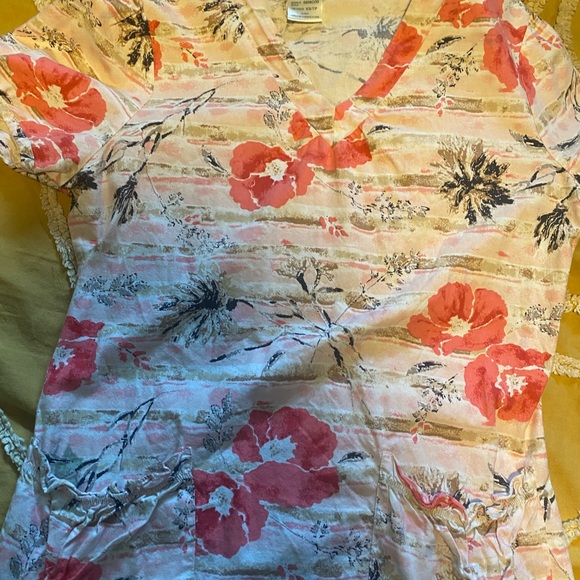 Scrub tops - Picture 10 of 10